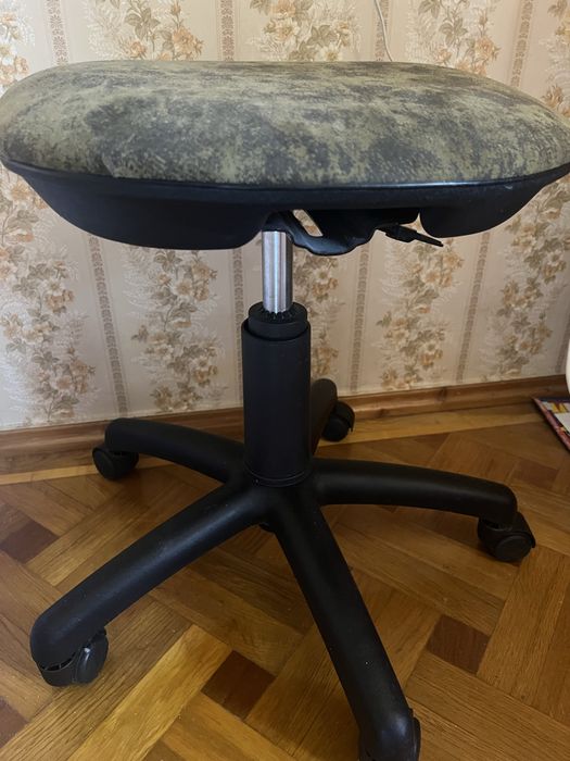 Стул табуретка на колесиках