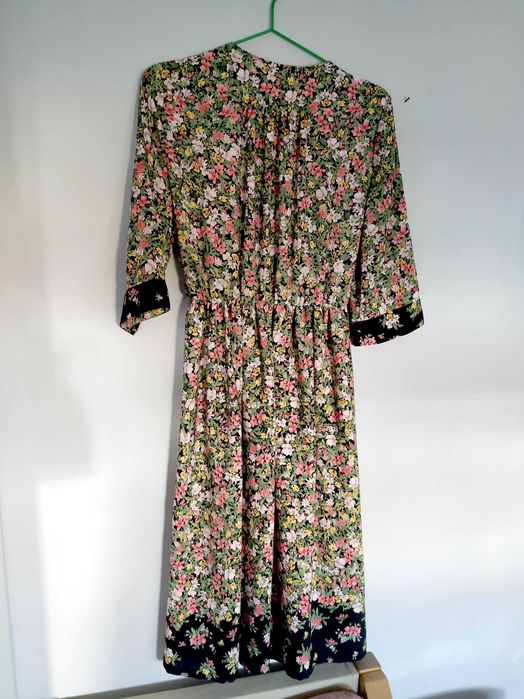 Vestido cruzado midi às flores, da Zara