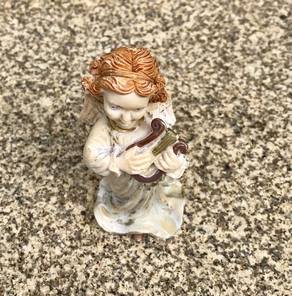 Pequena estátua de anjo em marfinite pintada à mão