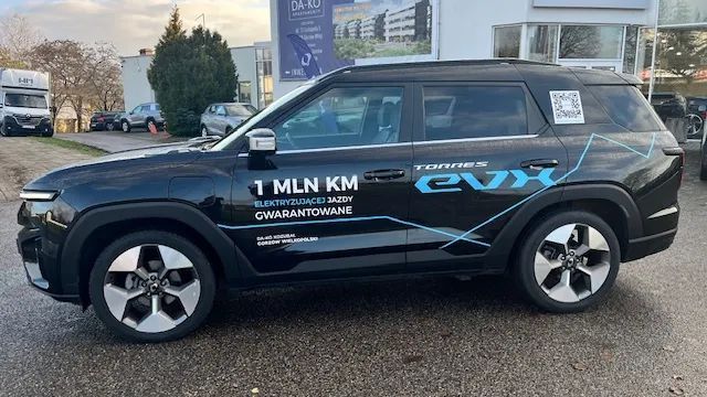 SsangYong/KGM Torres WILD 207KM demo Space Black, pompa ciepła, szyberdach-GWARANCJA