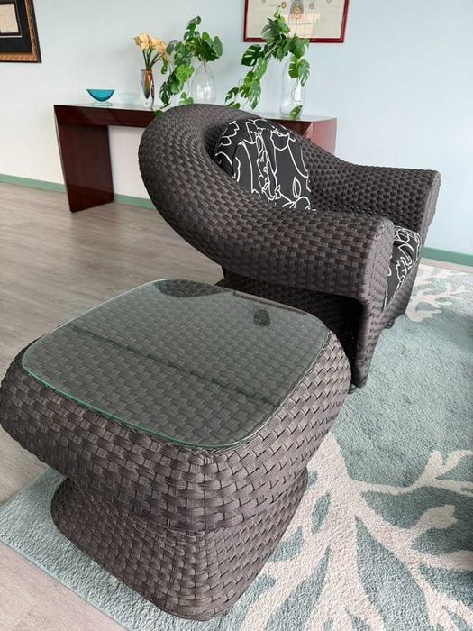 Conjunto poltrona e mesa de vime sintético