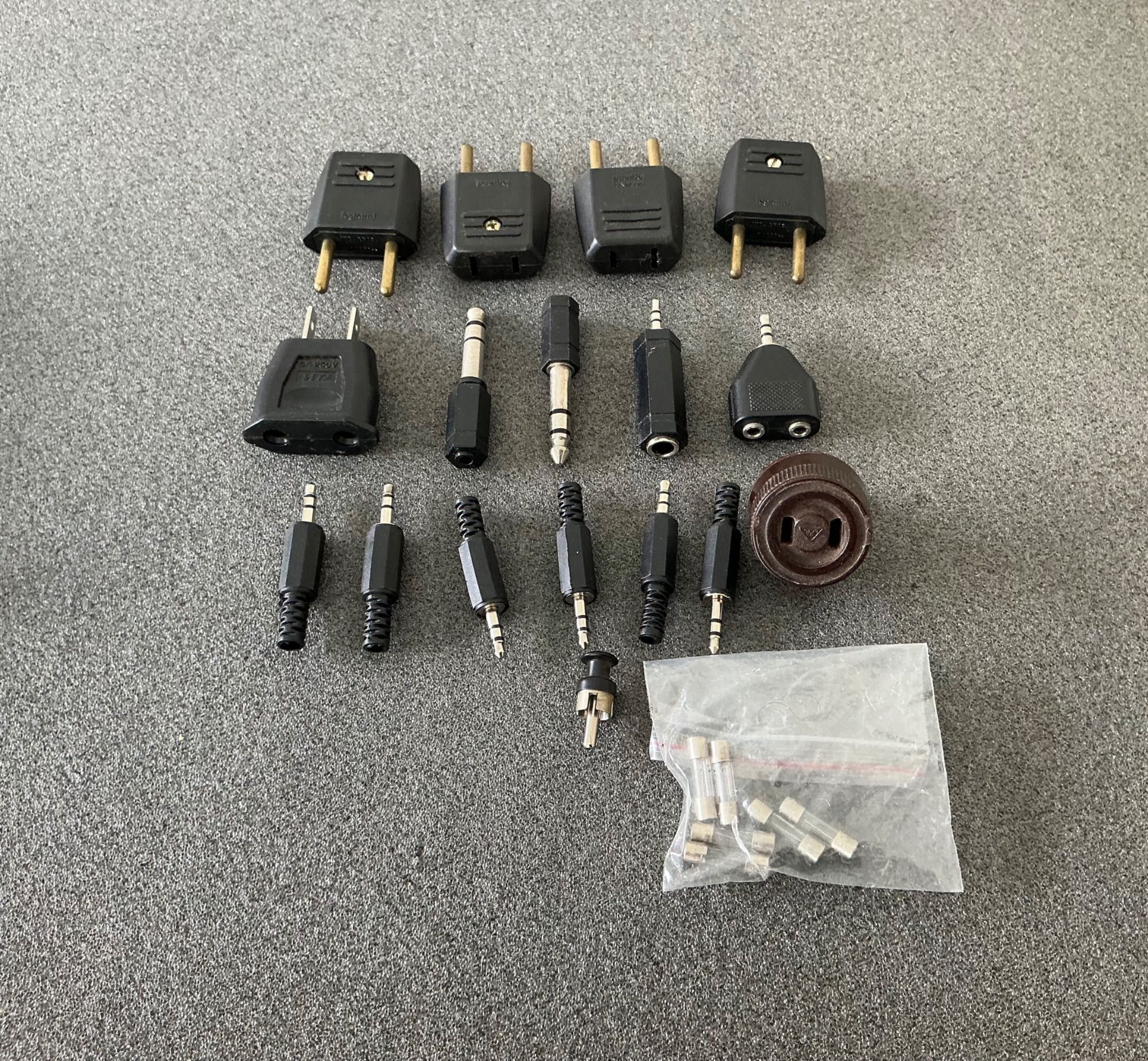 Kit com 7 fichas elétricas + 10 conectores jack áudio + 6 fusíveis