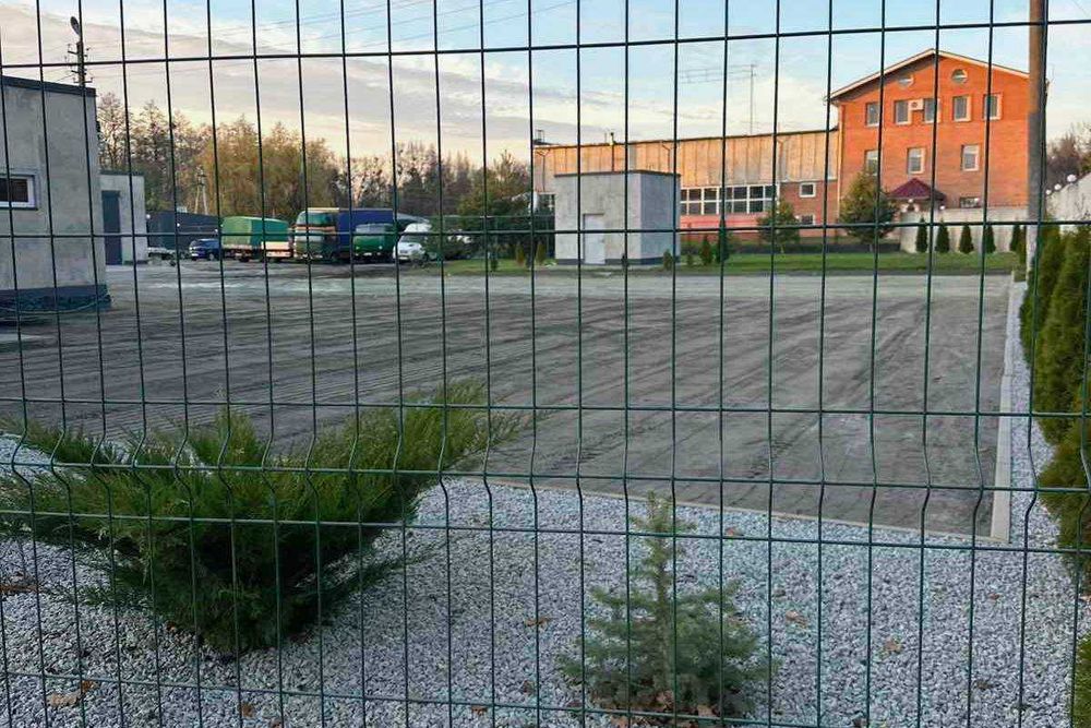 Парковка 700 м² в Охоронюваному комплексі. Київське шосе 143. Власниця