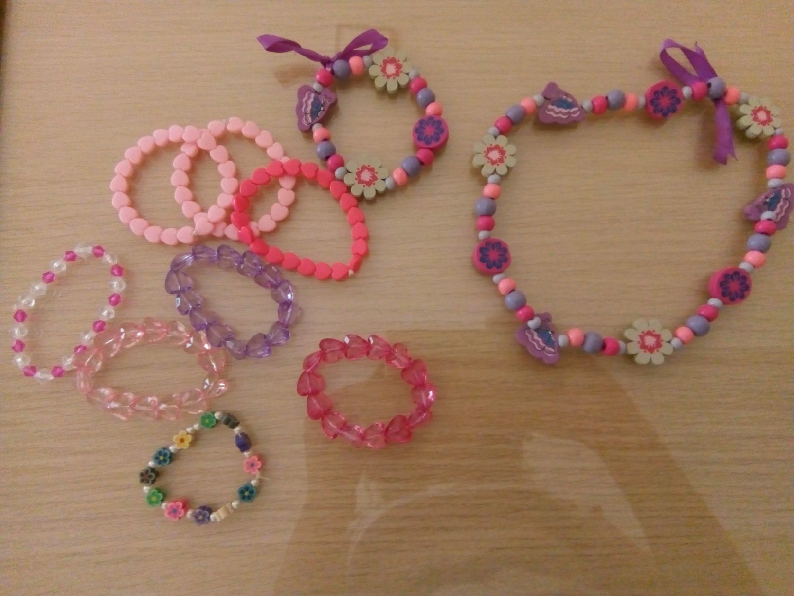 Conjunto de colar e pulseiras de menina