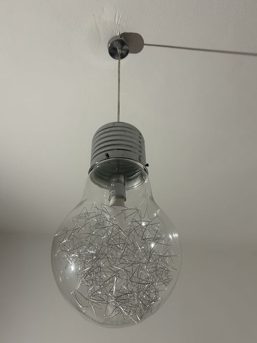 Candeeiro de teto em formato de lâmpada