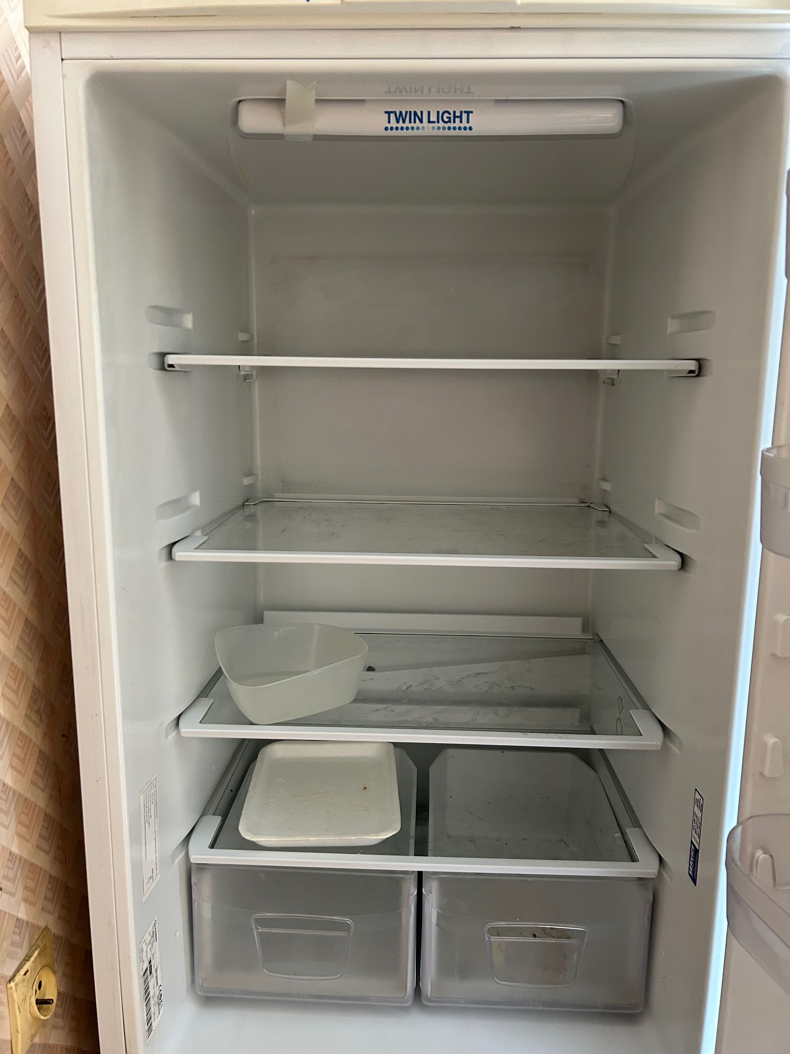 Lodówka biała Indesit