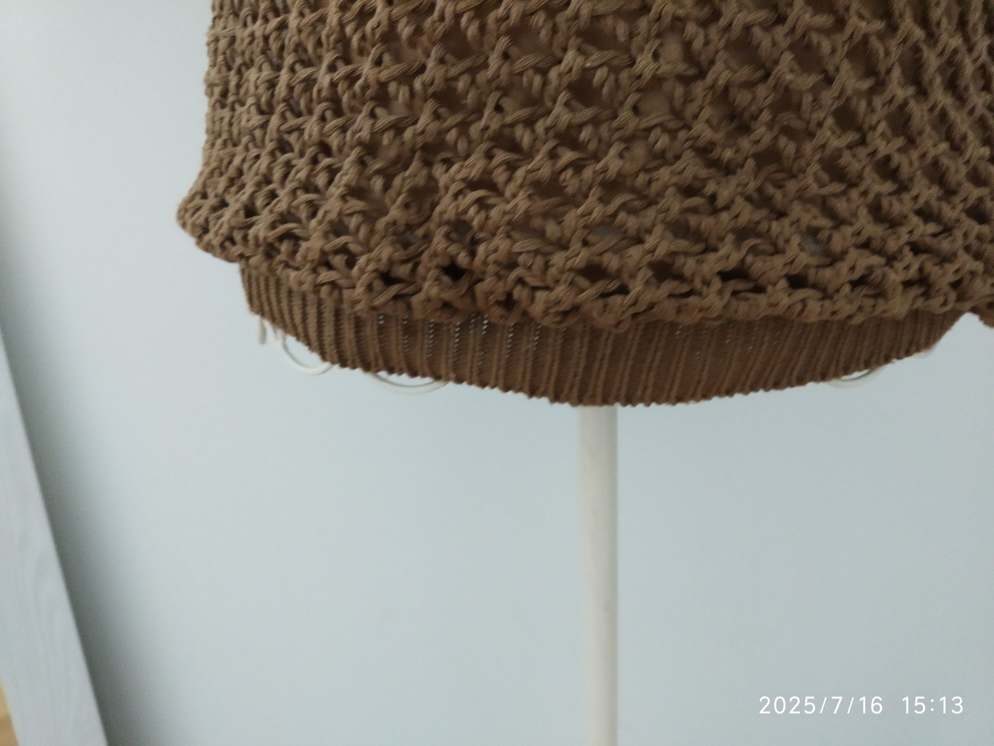 Blusa castanha em crochê, da marca Zara