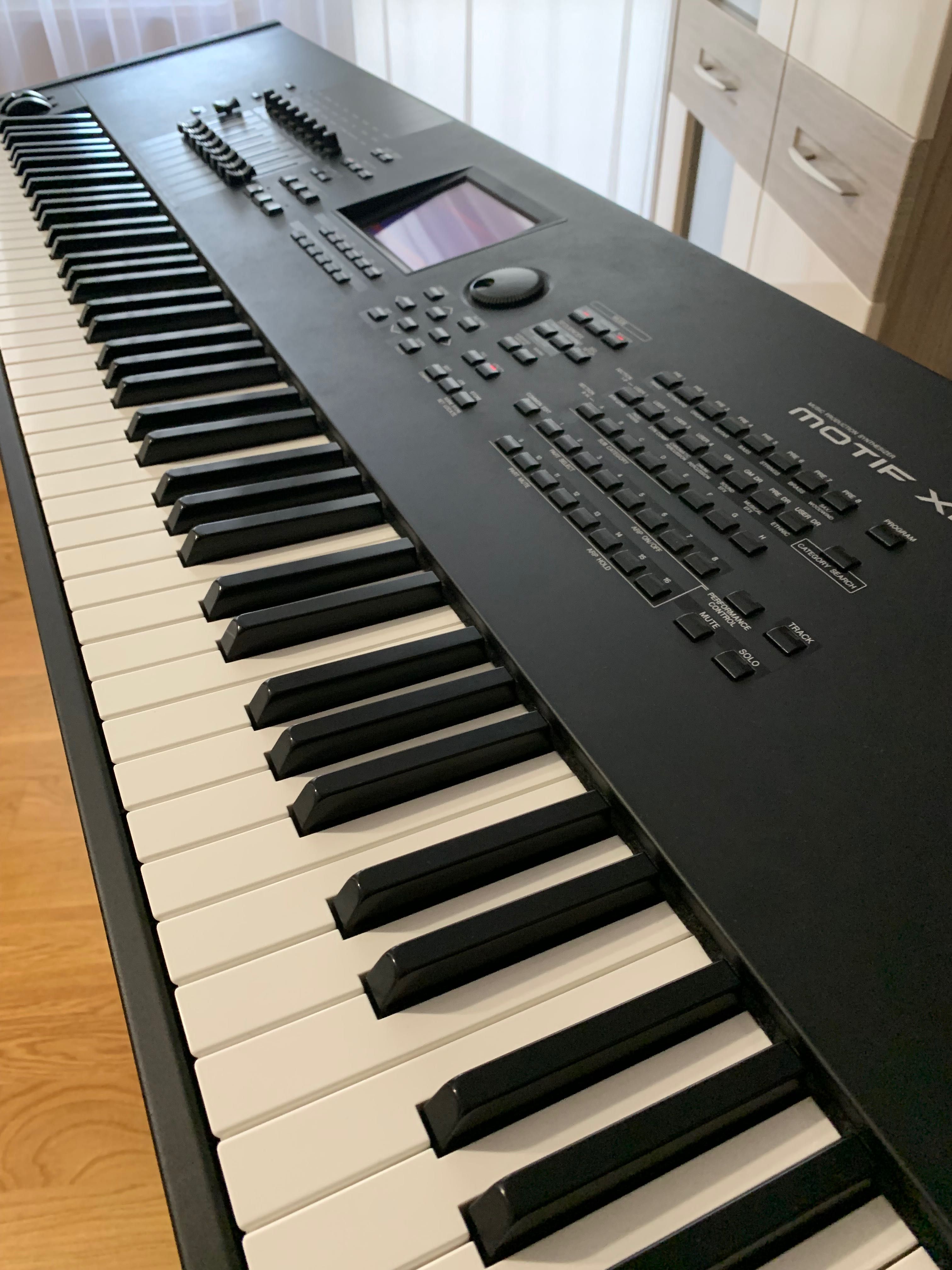 Yamaha MOTIF XF8 + case + 2 GB