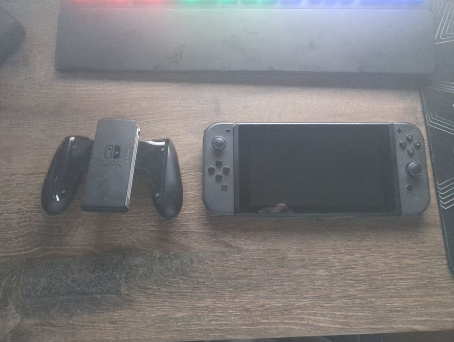 Nintendo Switch + Grips