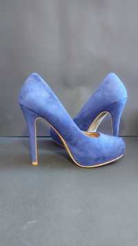 Sapatos de salto alto azul