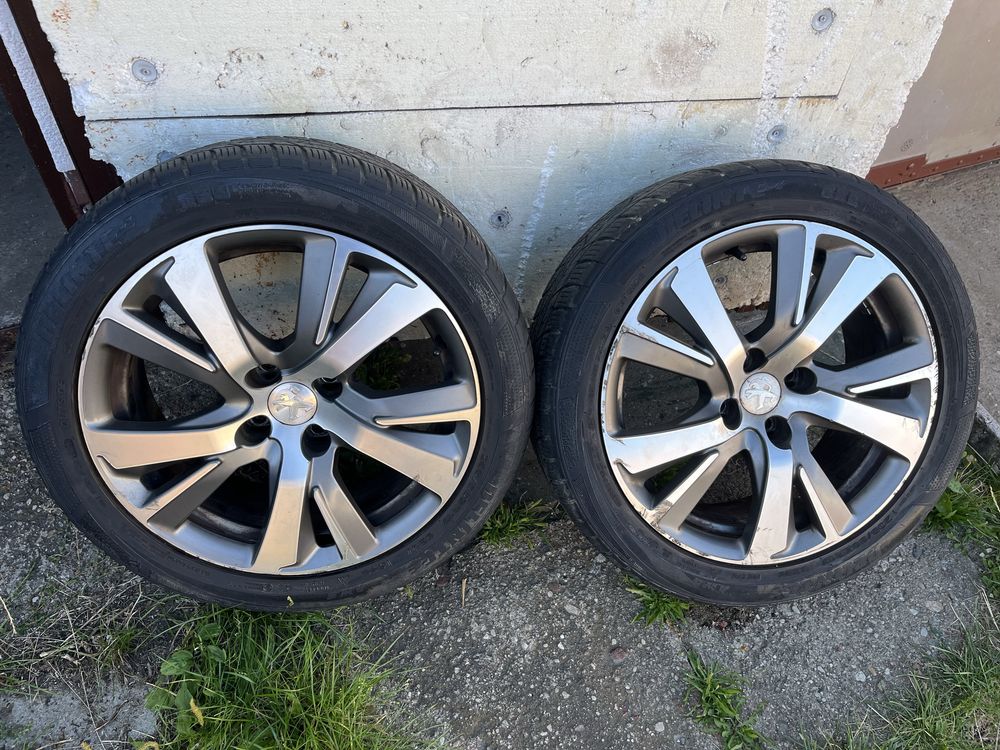 Alufelgi z Peugeot 2008, proste z sladami uzytkowania jak na zdjeciach