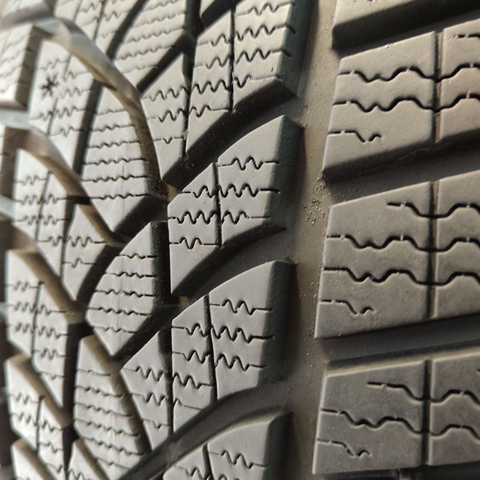 205/45/18 XL Sprzedam parę opon Goodyear