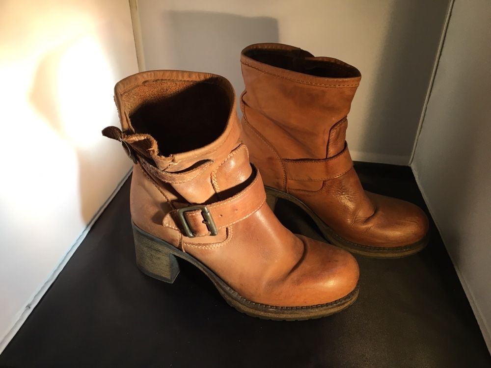 Botas em pele cor camel T36