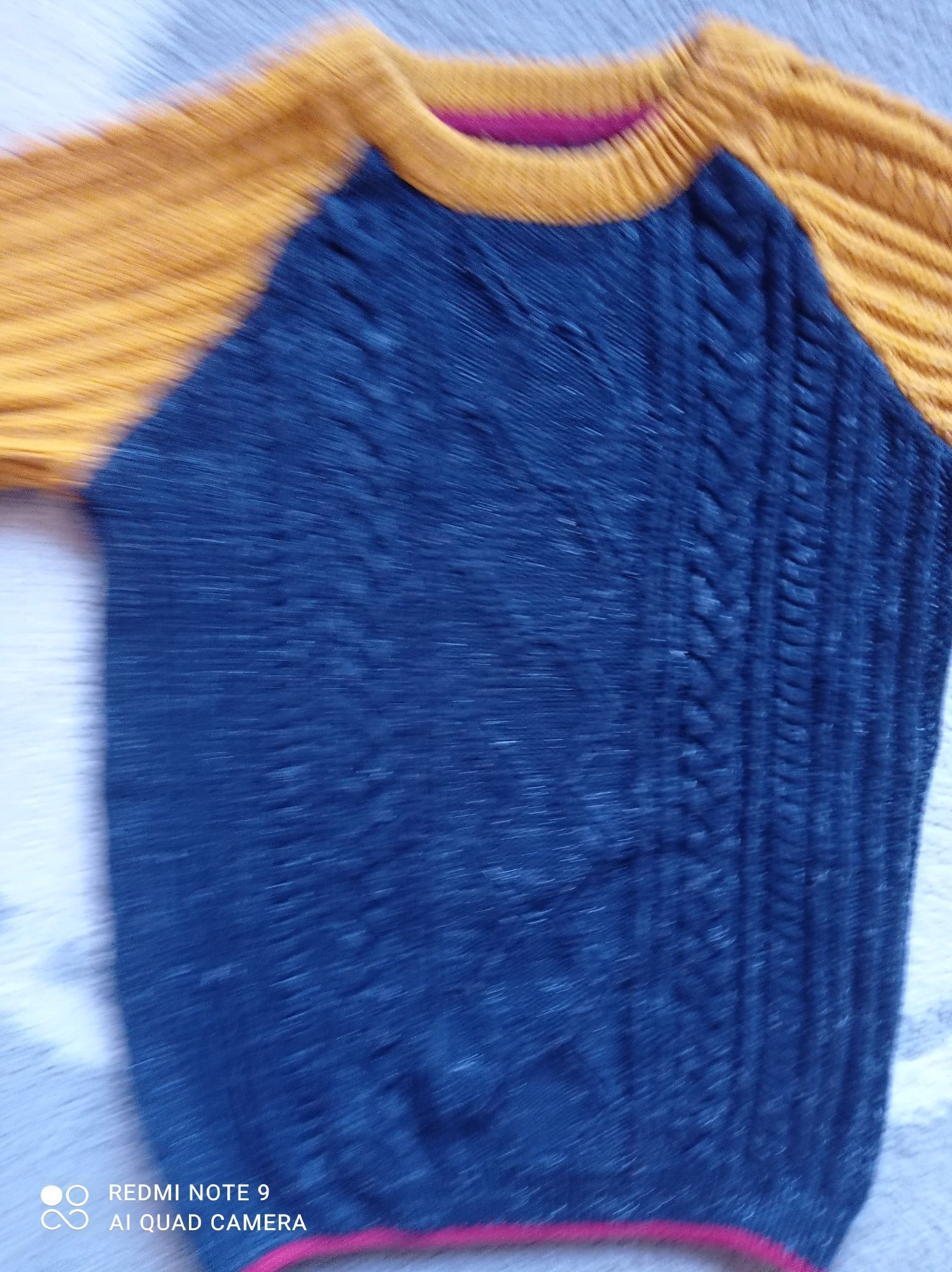 Granatowo-musztardowy sweterek 104 George