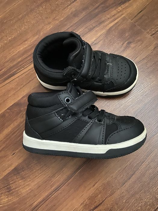 Продам утеплені кросівки зара