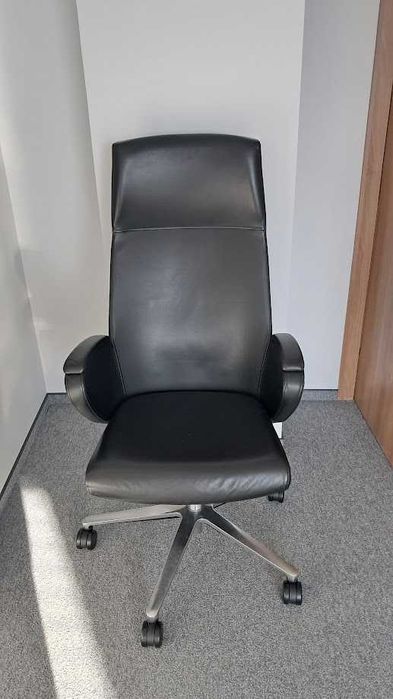 Fotel biurowy w kolorze czarnym.