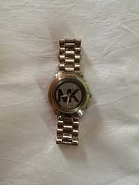 Relógio MK dourado