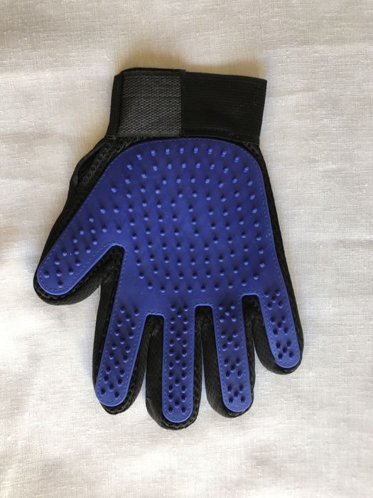 Luva para escovar pelo cão ou gato