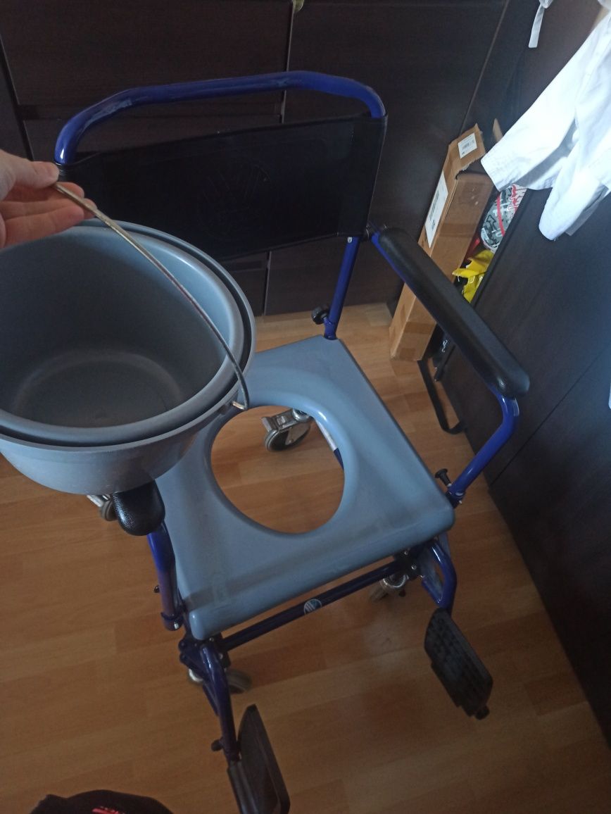 wózek sanitarno-tansportowy z miską pod siedzeniem vermeiren