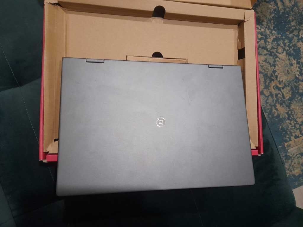 Laptop z ekranem dotykowym 13.3 cali jak nowy!
