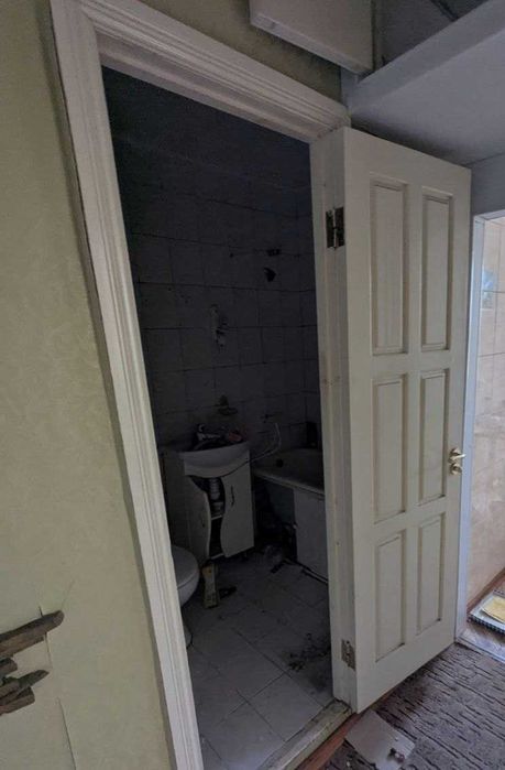 Двери (демонтированы) из разрушенного дома