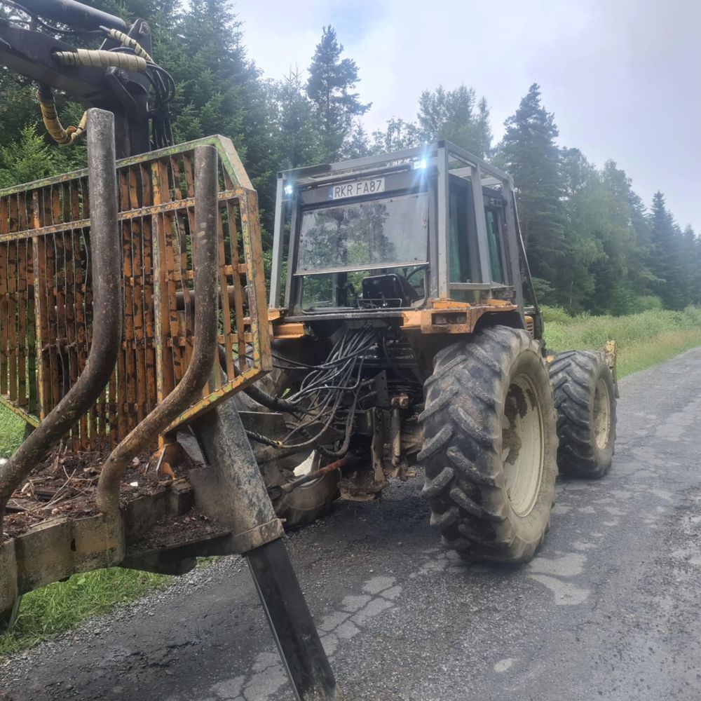 Renault 145 54  z przyczepą leśną z napędem mechanicznym