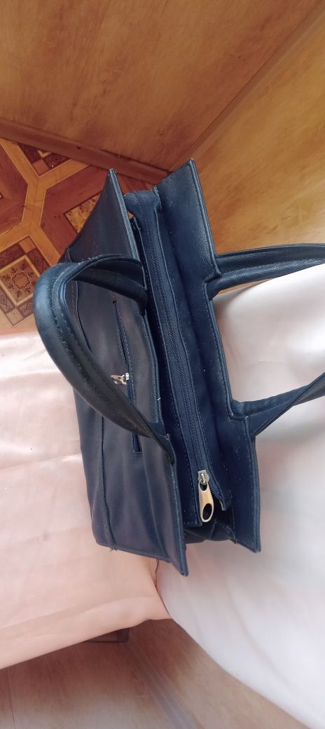 Продам сумку б/у кожзам.Хорошего качества
