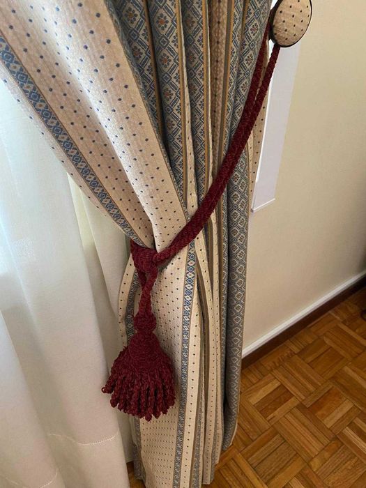 Vendo cortinados com sanefa