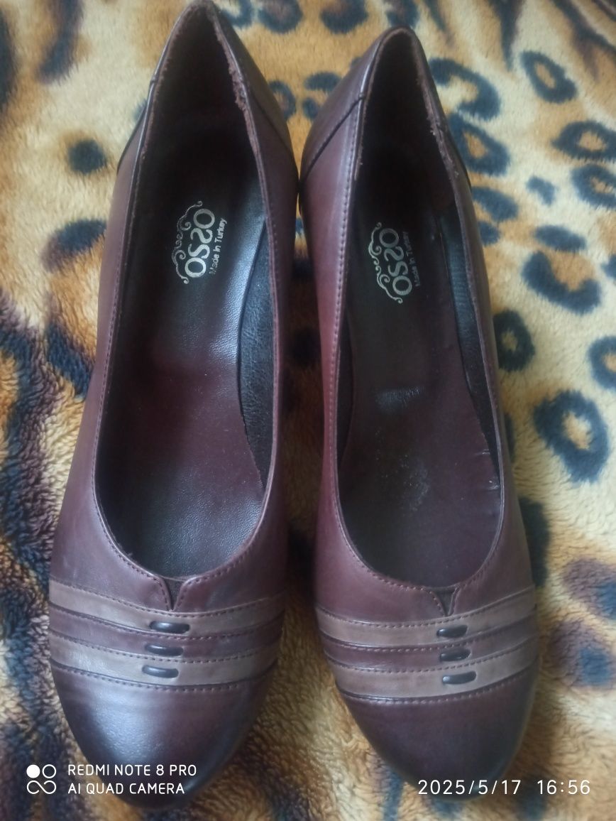 Новые  фирменные кожаные туфли 40-41
