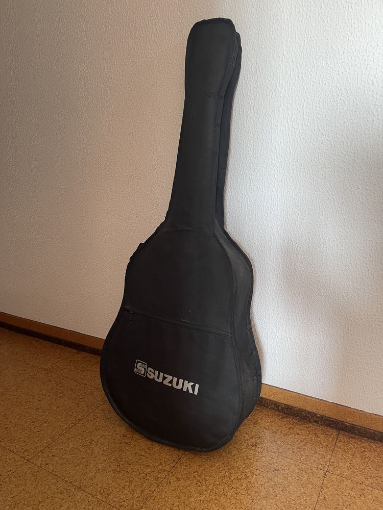 Guitarra Suzuki com capa de proteção