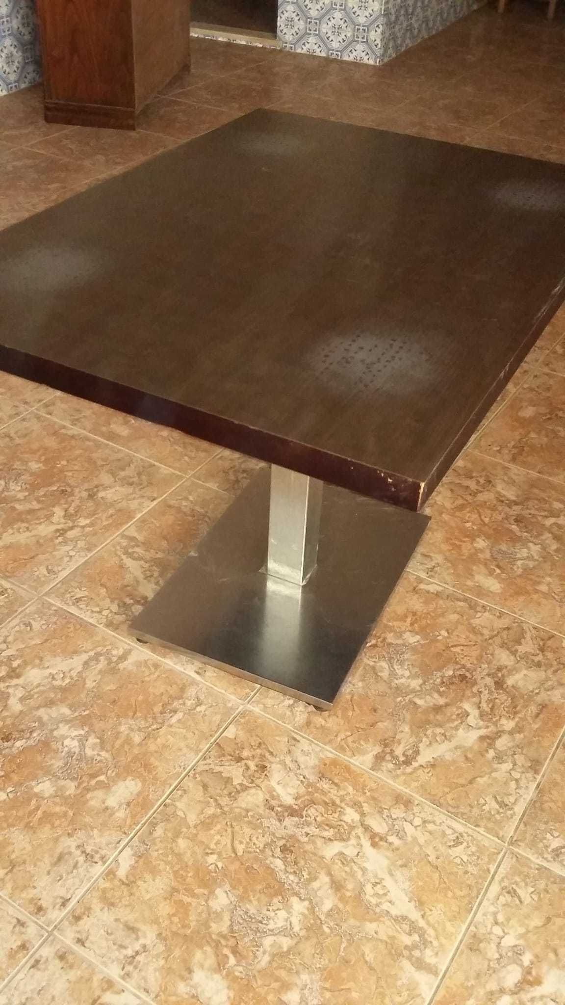 Conjunto de mesas e cadeiras