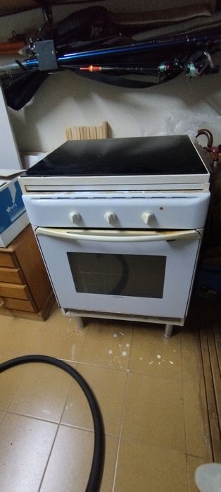 Placa com móvel e forno.