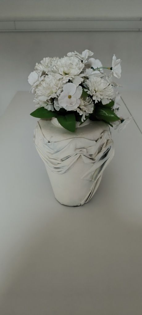 Jarra tamanho grande com flores artificiais