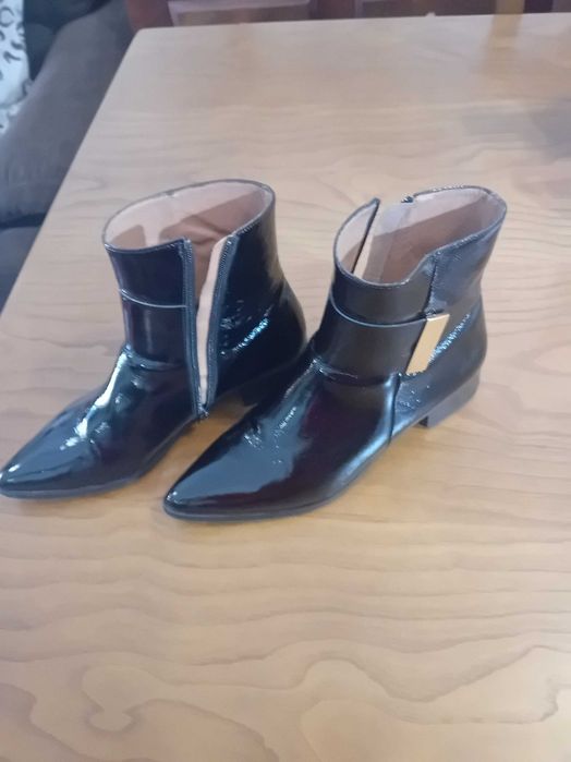 Botas em preto metalizado com revestimento em pele de Sofia Costa