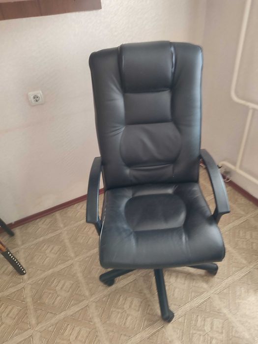 Крісло офісне на колесах