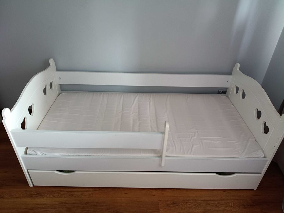 Łóżeczko białe z sercami