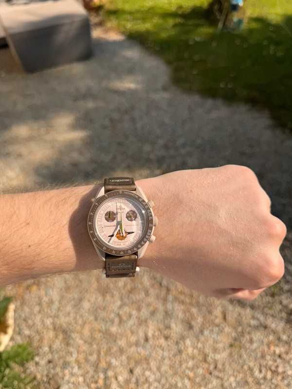 Saturn SO33T100 by Omega x Swatch - Golden Dial Celestial Style