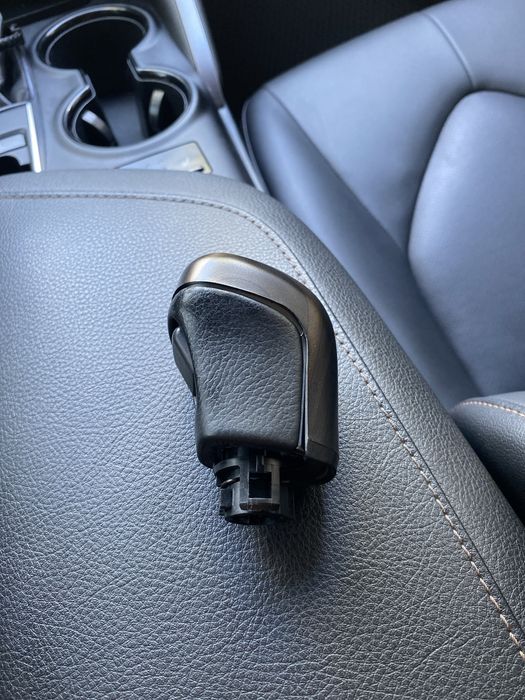Ручка КПП Toyota Camry 70 з декоративною накладкою.