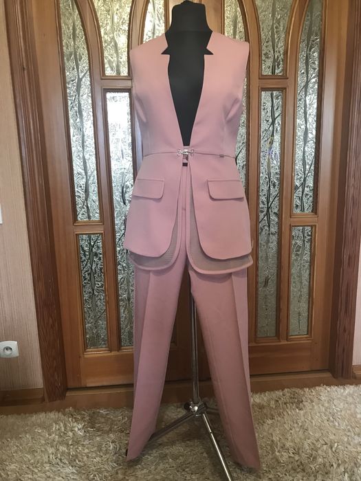 Елегантний жіночий брючний костюм