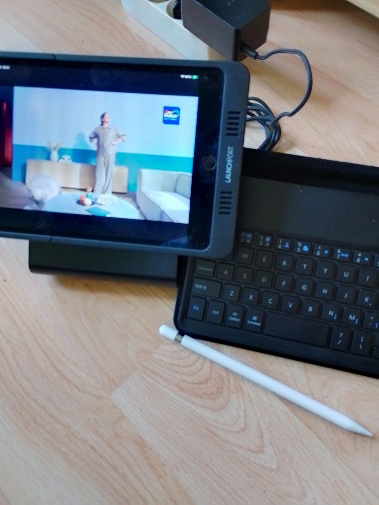 Apple iPad  mini 5 64/Wi-Fi+LAUNCHport + klawiatura !!!