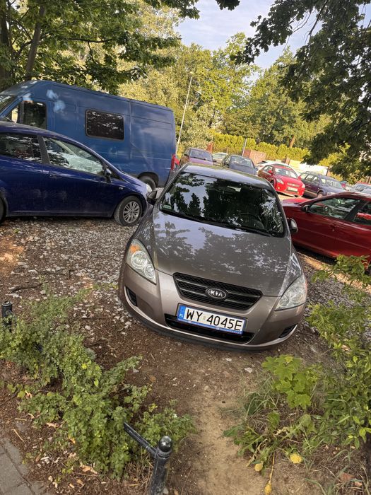 Kia Ceed silnik 1,6 benzyna z gazem wyposazony w czujniki parkowania .
