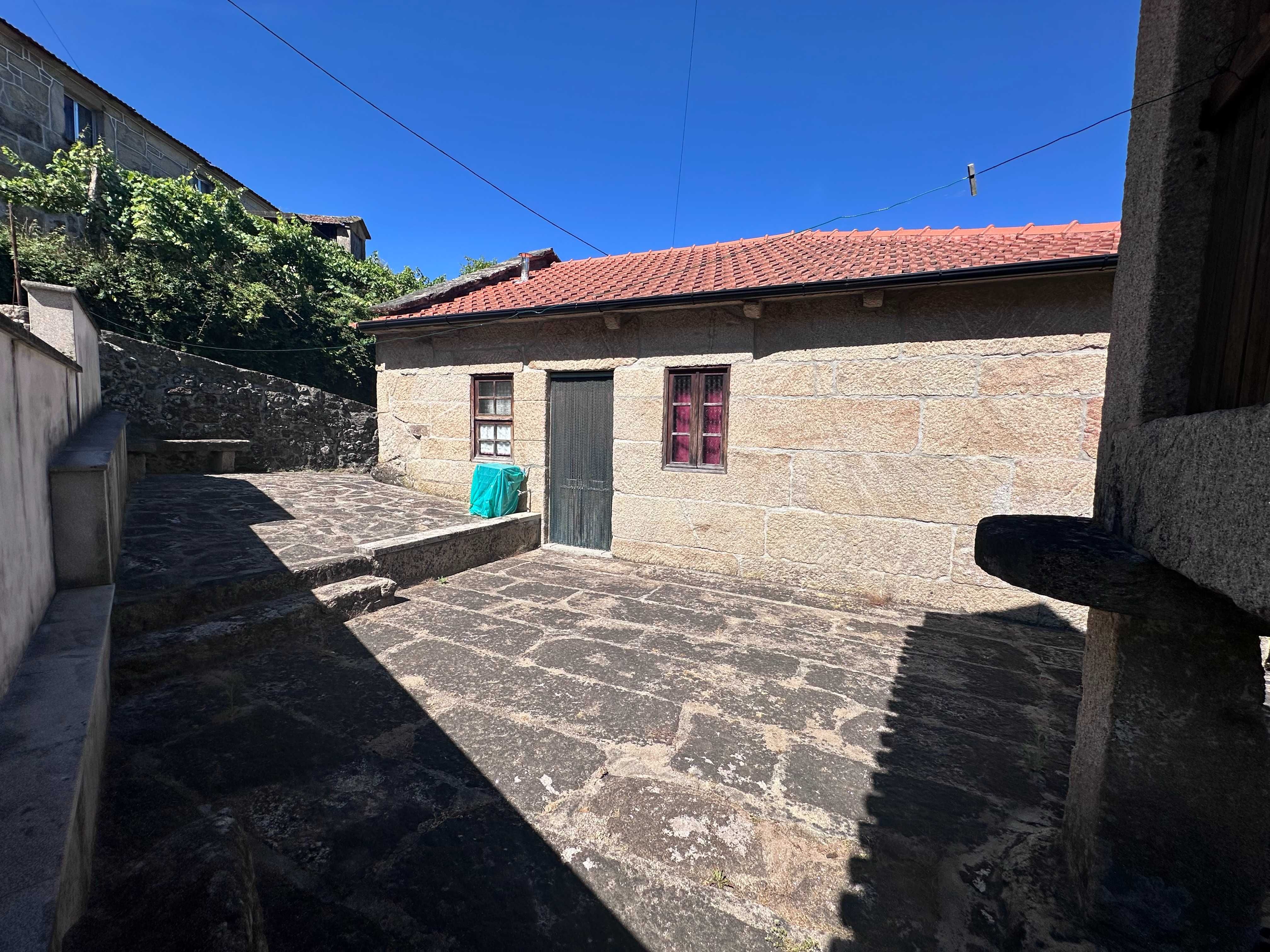 Refúgio Rural – Moradia em Pedra com Muito Potencial