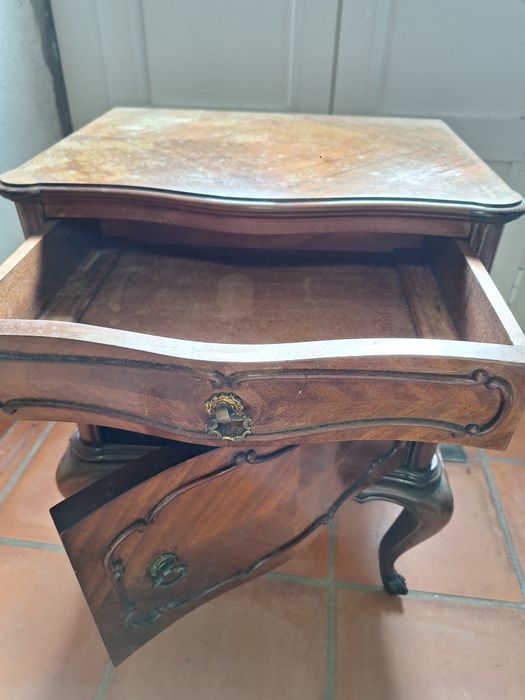 Conjunto de mesas de cabeceira antigas