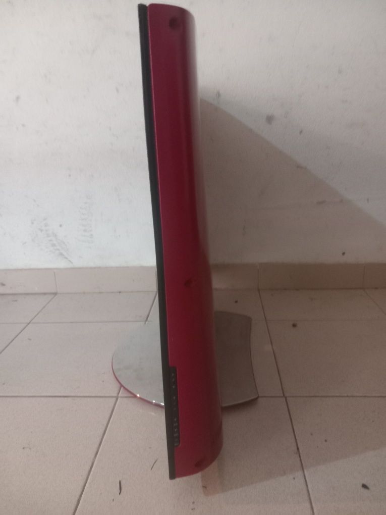 TV LG 32" LED com comando.