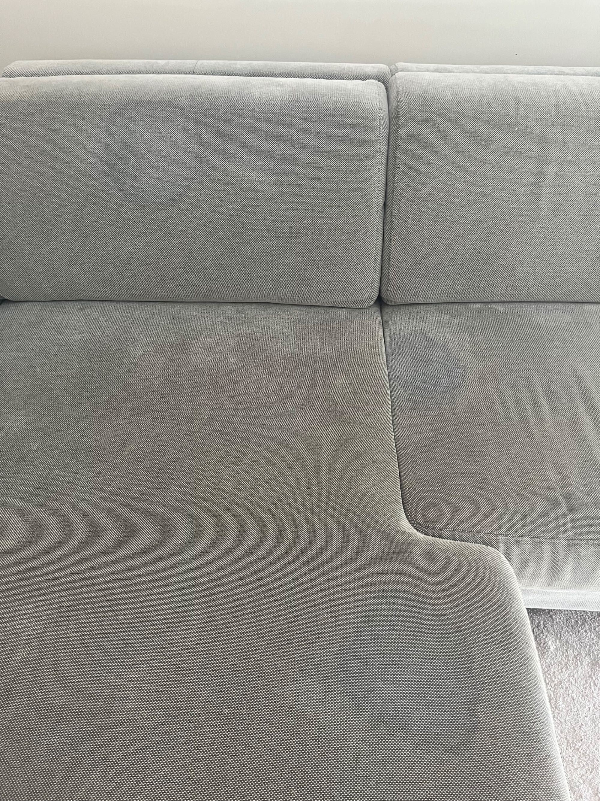 Sofá cinzento com chaise longue