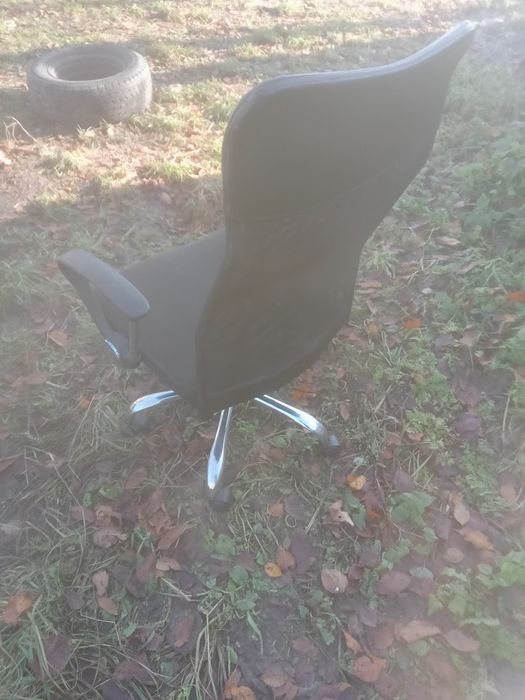 Czarny fotel biurowy komputerowy obrotowy obracany biurko