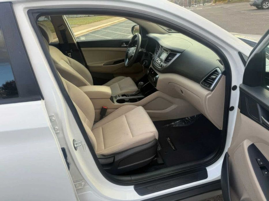 Hyundai Tucson SE      2017