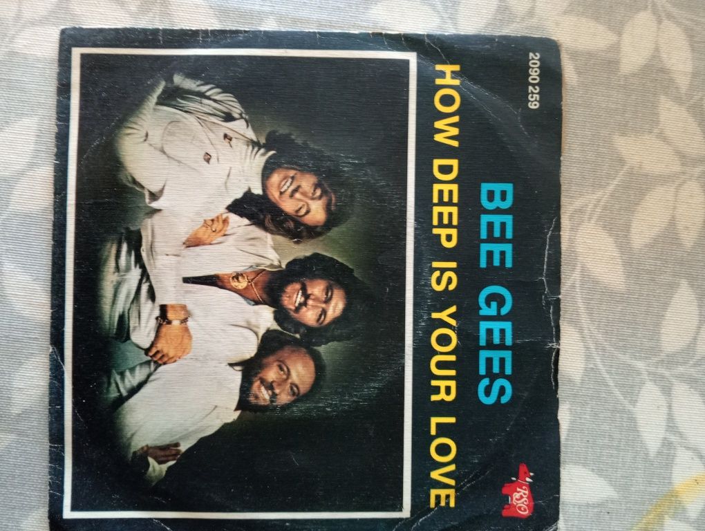 Vinil de singles dos Bee Gees c/ How deep is your love