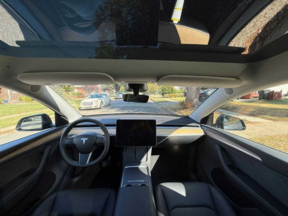 Tesla Model Y Long Range      2025