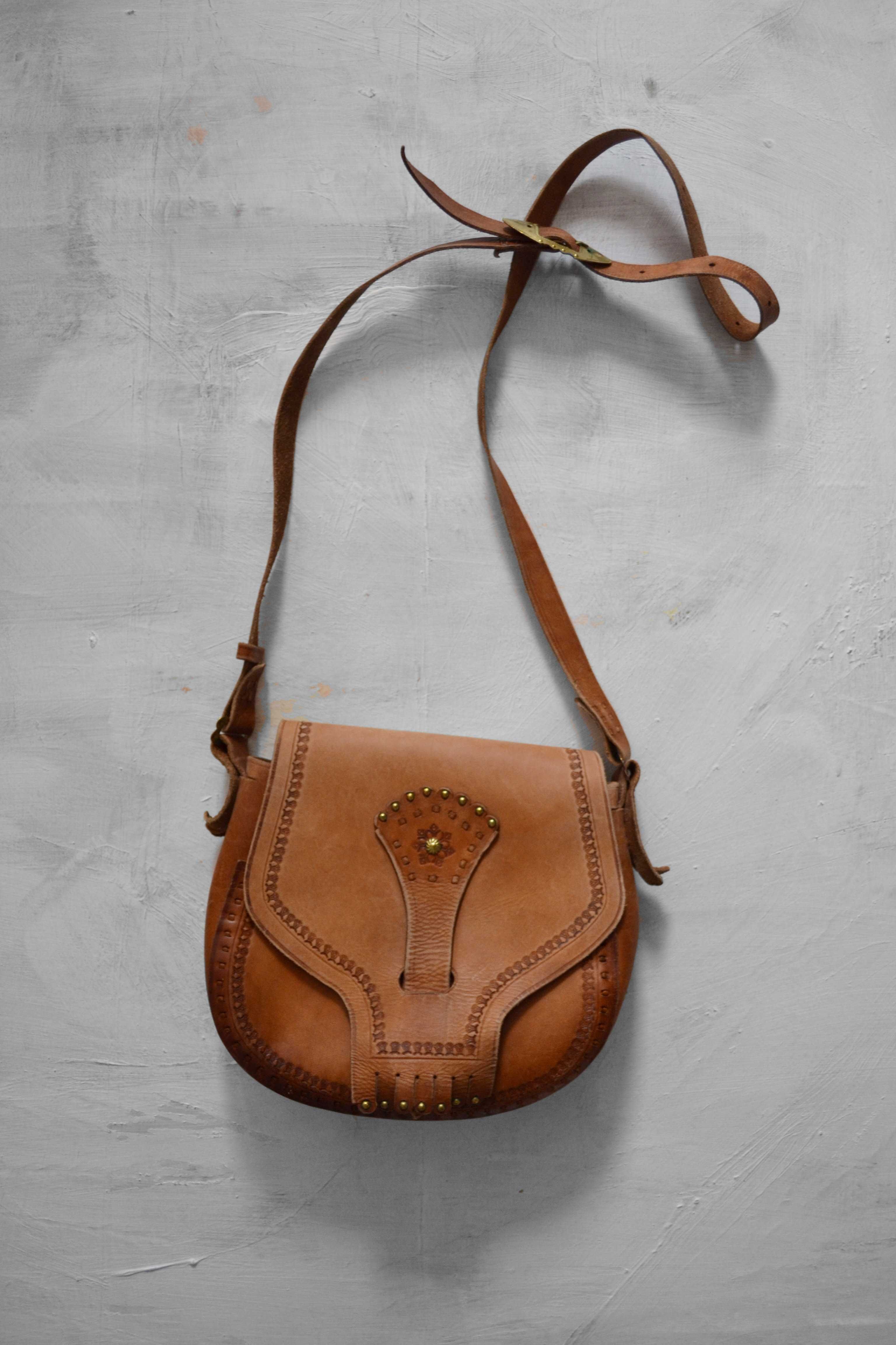 camelowa skórzana torebka na pasku boho vintage hippie